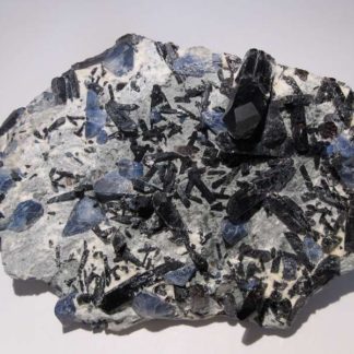 Neptunite et benitoite, San Benito Co, Californie.