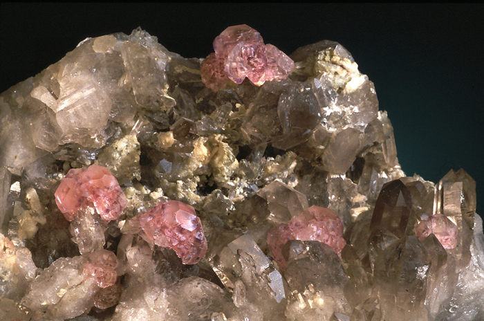 Fluorite rose, massif du Mont-Blanc, Chamonix, Haute-Savoie, France. Achat de minéraux et nous achetons des collections de minéraux.