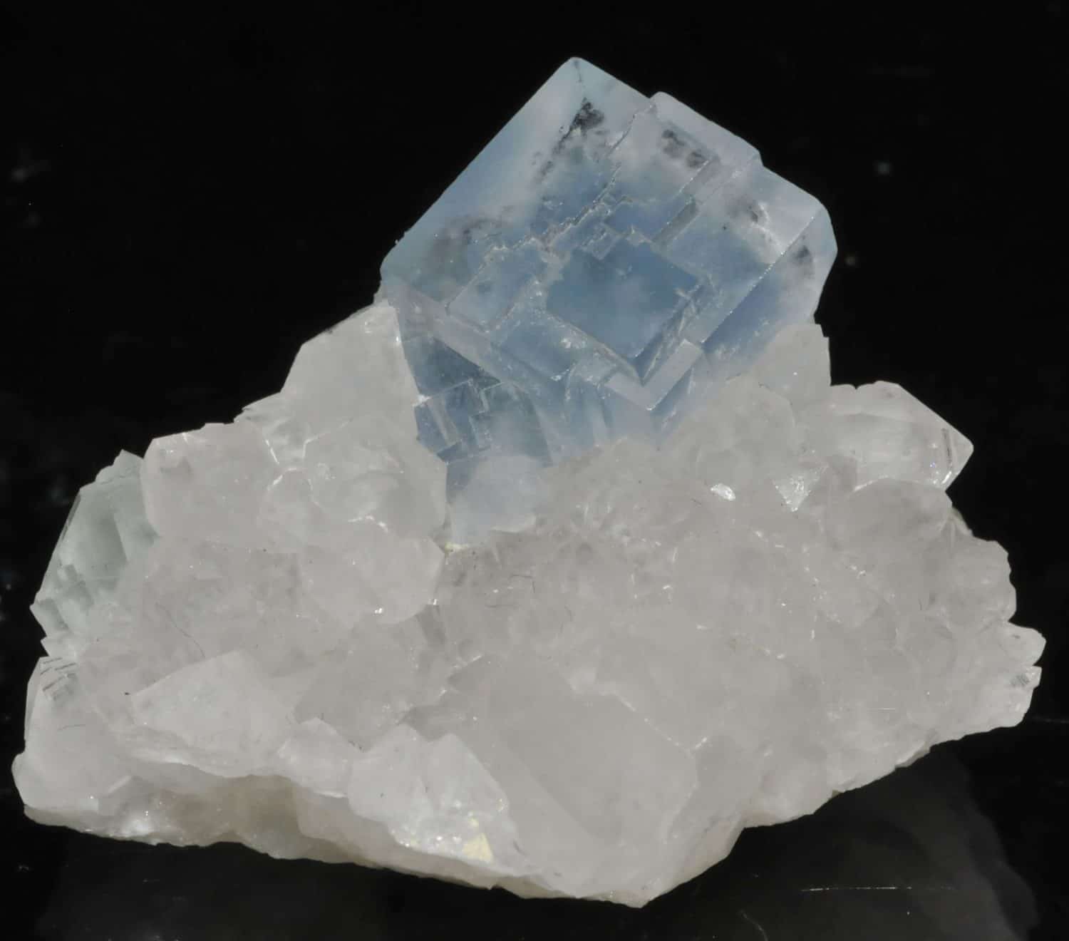 Blue fluorite from the Burc mine ( Burg, Tarn, France)