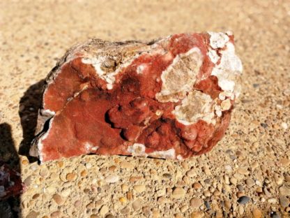 nettoyage d'un bloc de quartz hématoïde de Péret dans l'Hérault : avant.
