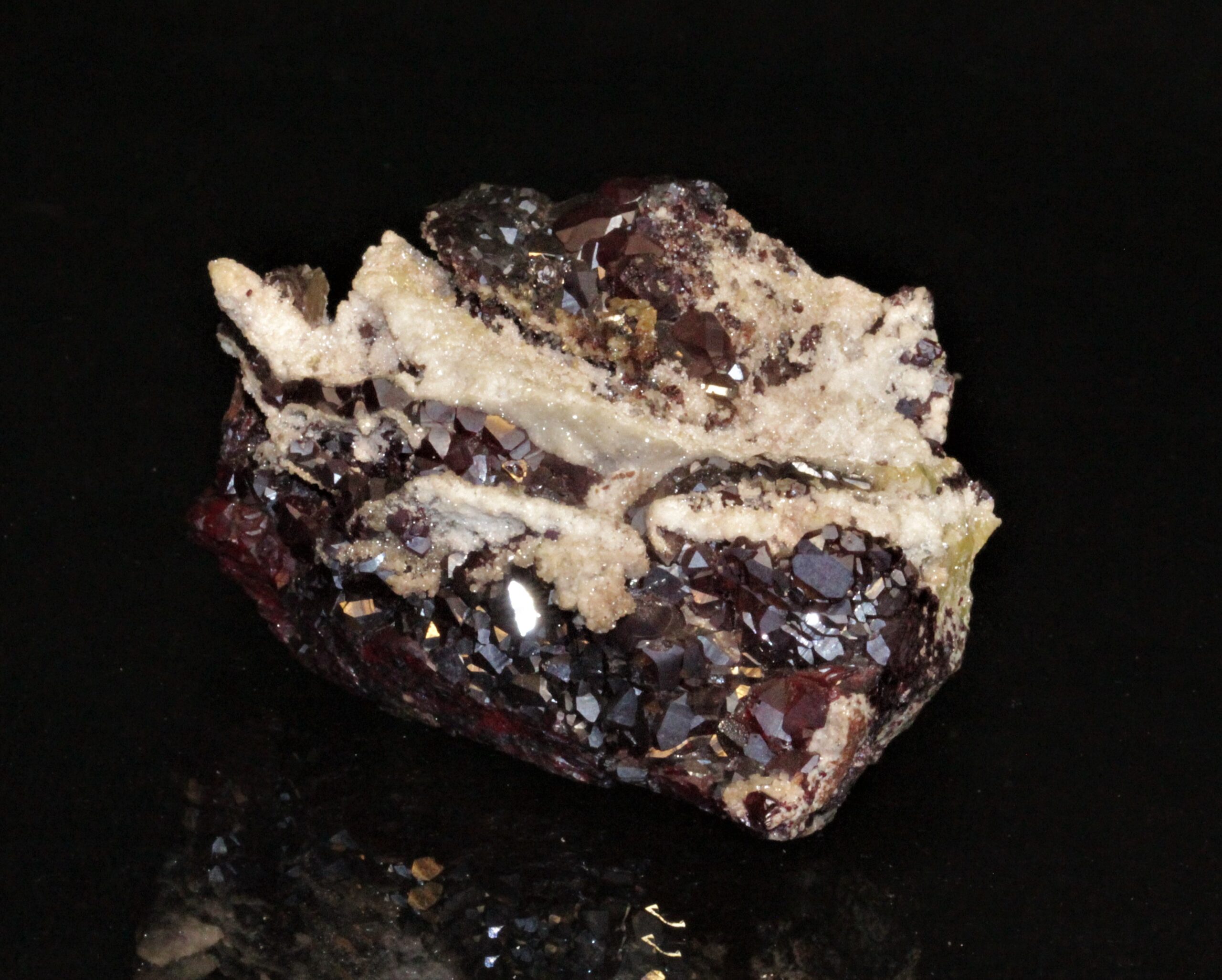 Groupe de cristaux de cuprite, Tsumeb, Namibie.