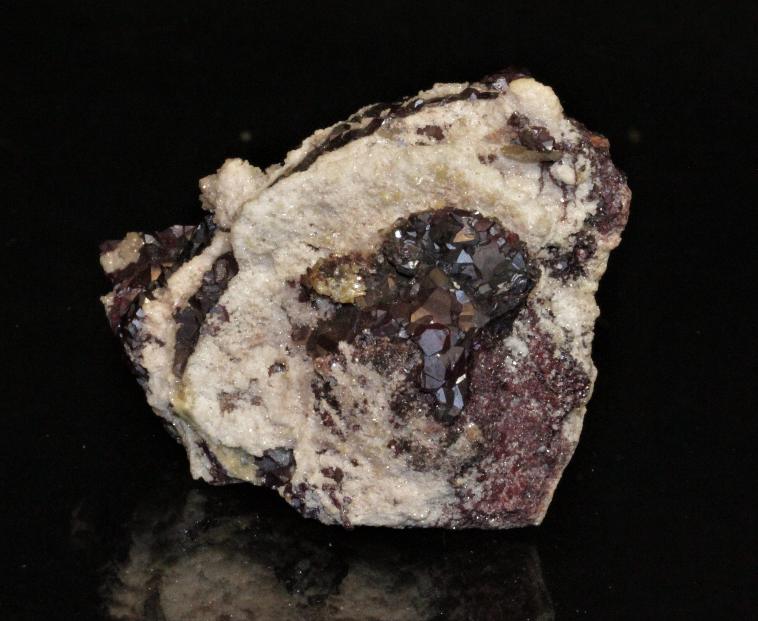 Groupe de cristaux de cuprite, Tsumeb, Namibie.