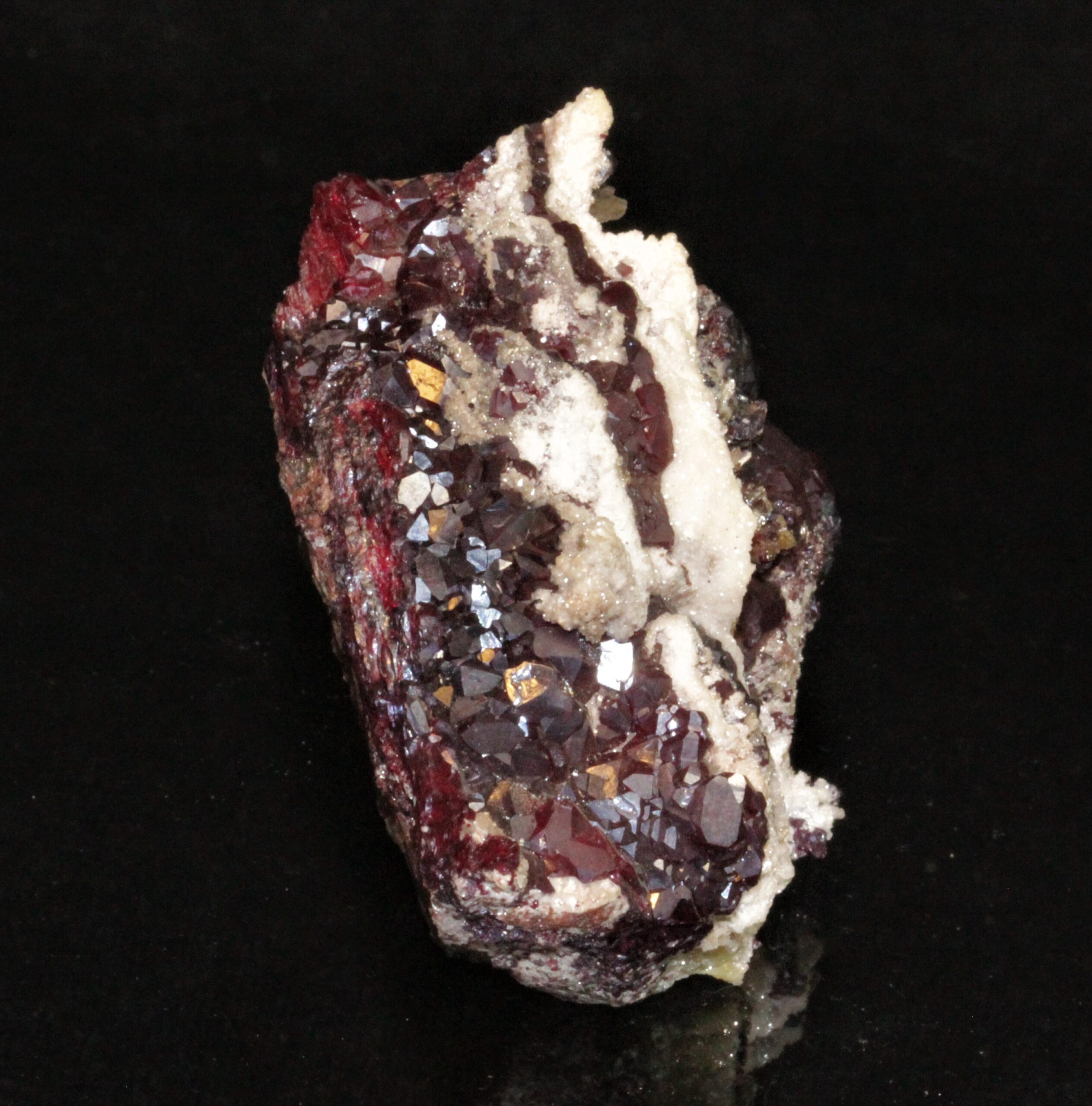 Groupe de cristaux de cuprite, Tsumeb, Namibie.