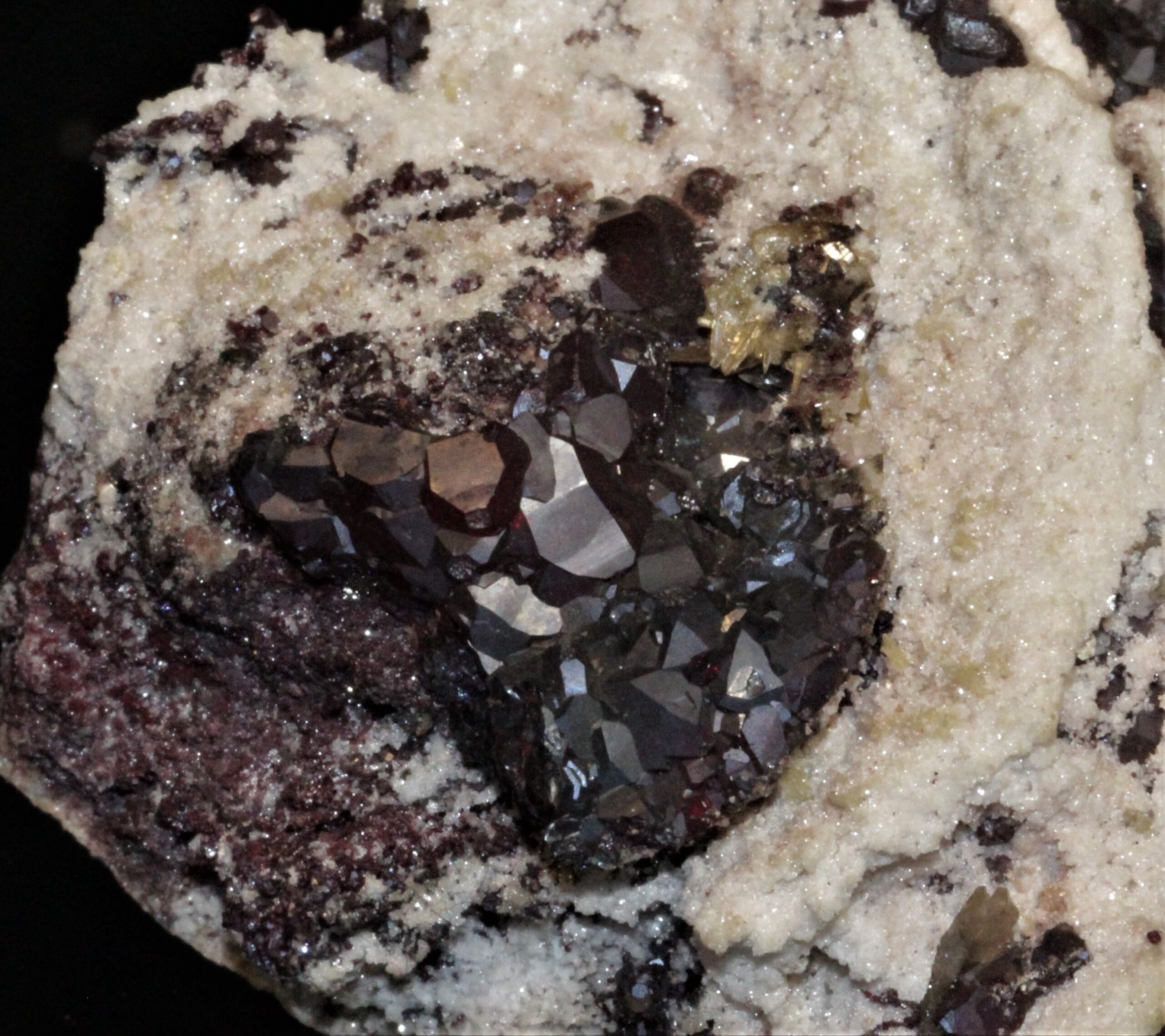 Groupe de cristaux de cuprite, Tsumeb, Namibie.