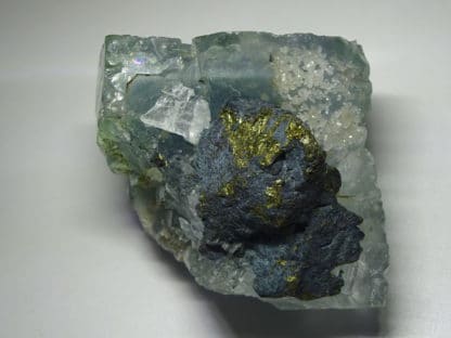 Chalcopyrite et quartz, sur fluorine bleue, Le Burg, Tarn. (81)