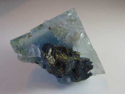 Chalcopyrite et quartz, sur fluorine bleue, Le Burg, Tarn. (81)