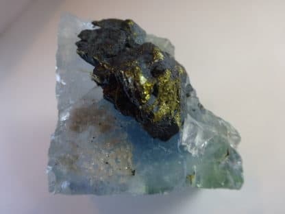 Chalcopyrite et quartz, sur fluorine bleue, Le Burg, Tarn. (81)