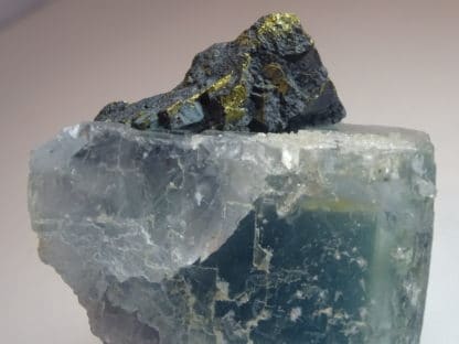 Chalcopyrite et quartz, sur fluorine bleue, Le Burg, Tarn. (81)