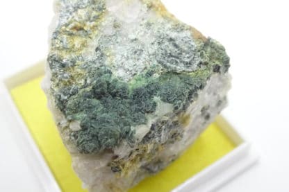 Turquoise sur quartz, Carrière des Tier, Cahay, Vielsalm, Belgique.