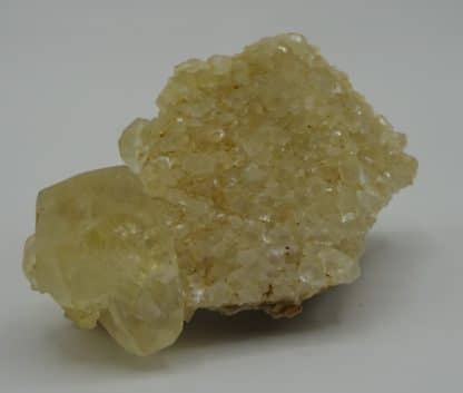 Cristaux de calcite de la carrière de la Sambre à Landelies, une section de la commune belge de Montigny-le-Tilleul, dans la province du Hainaut en Belgique