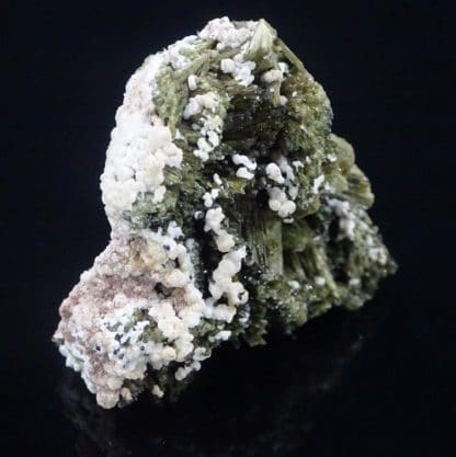 Epidote et prehnite, Quenast, Rebecq, Wallonie, Belgique.