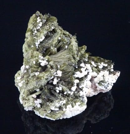 Epidote et prehnite, Quenast, Rebecq, Wallonie, Belgique.