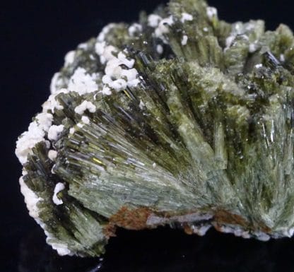 Epidote et prehnite, Quenast, Rebecq, Wallonie, Belgique.