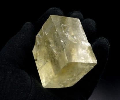 Calcite et pyrite, carrière du Boltry (Carmeuse), Seilles, Belgique.