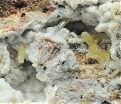 Dolomite en pseudomorphose et Mimétite, Tsumeb, Namibie.