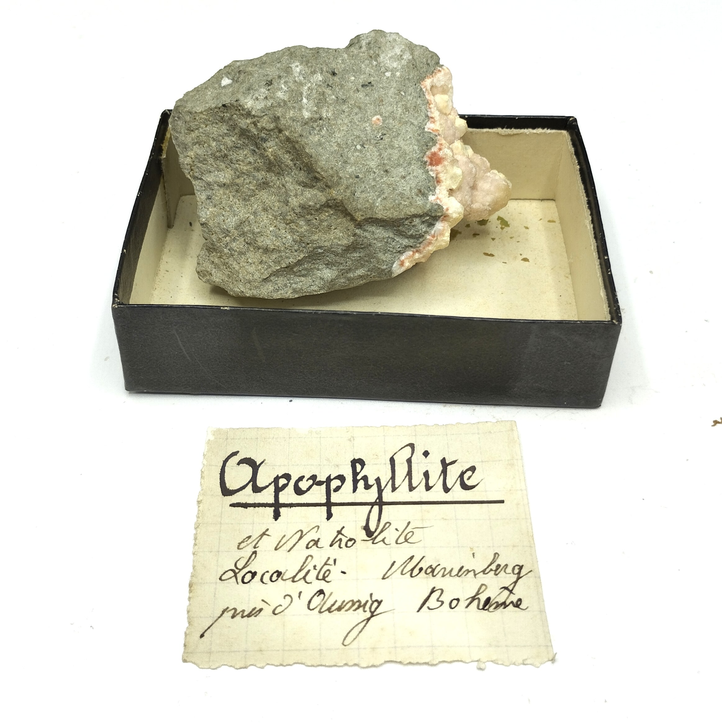 Apophyllite et Natrolite, Aussig (Ústí nad Labem), Tchéquie.