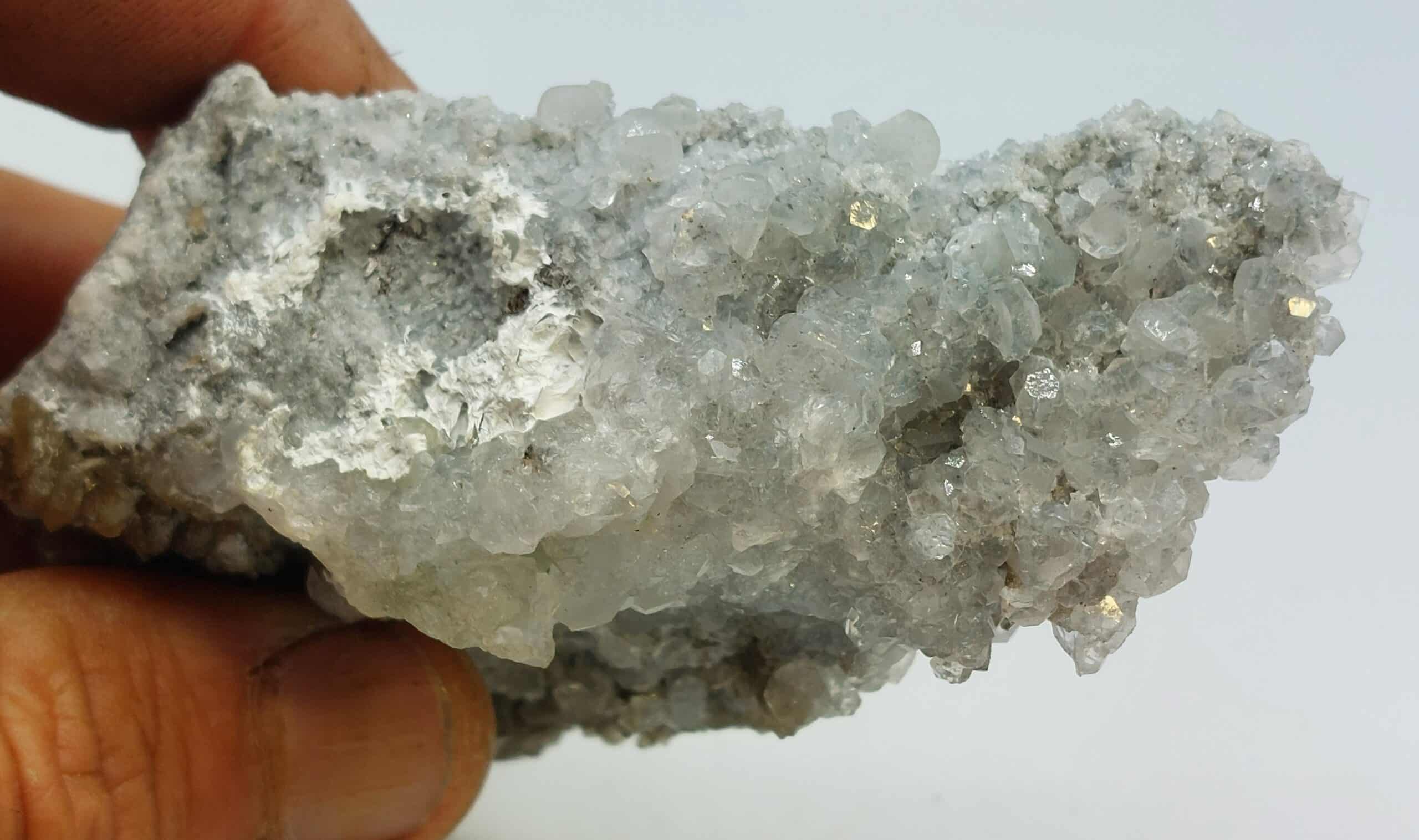 Apophyllite, Quartz, Adulaire et Amiante, Rotlaui, Guttannen, Vallée de Hasli, Suisse.