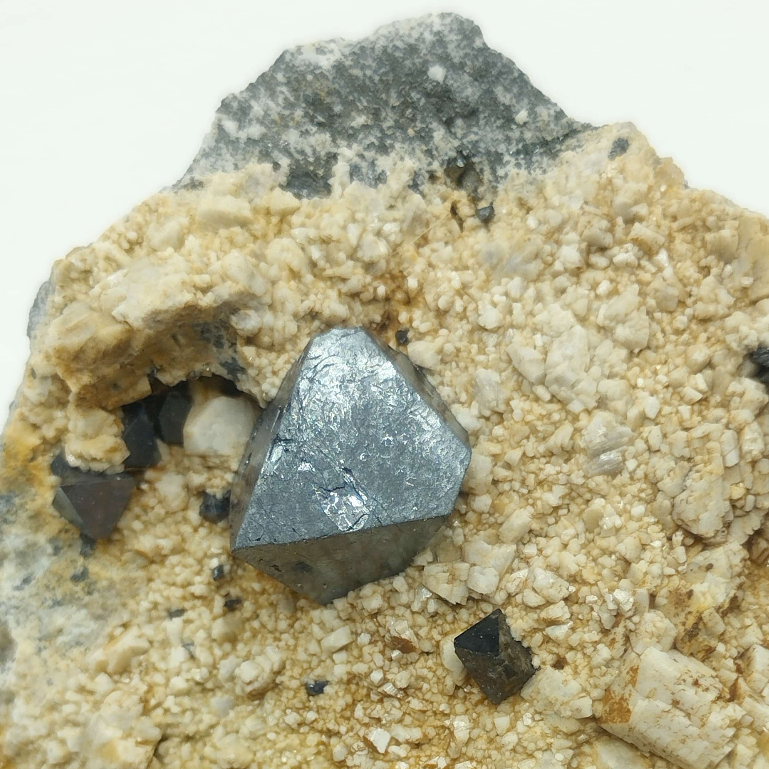 Magnétite et Orthose, Cerro Huanaquino, Potosí, Bolivie.