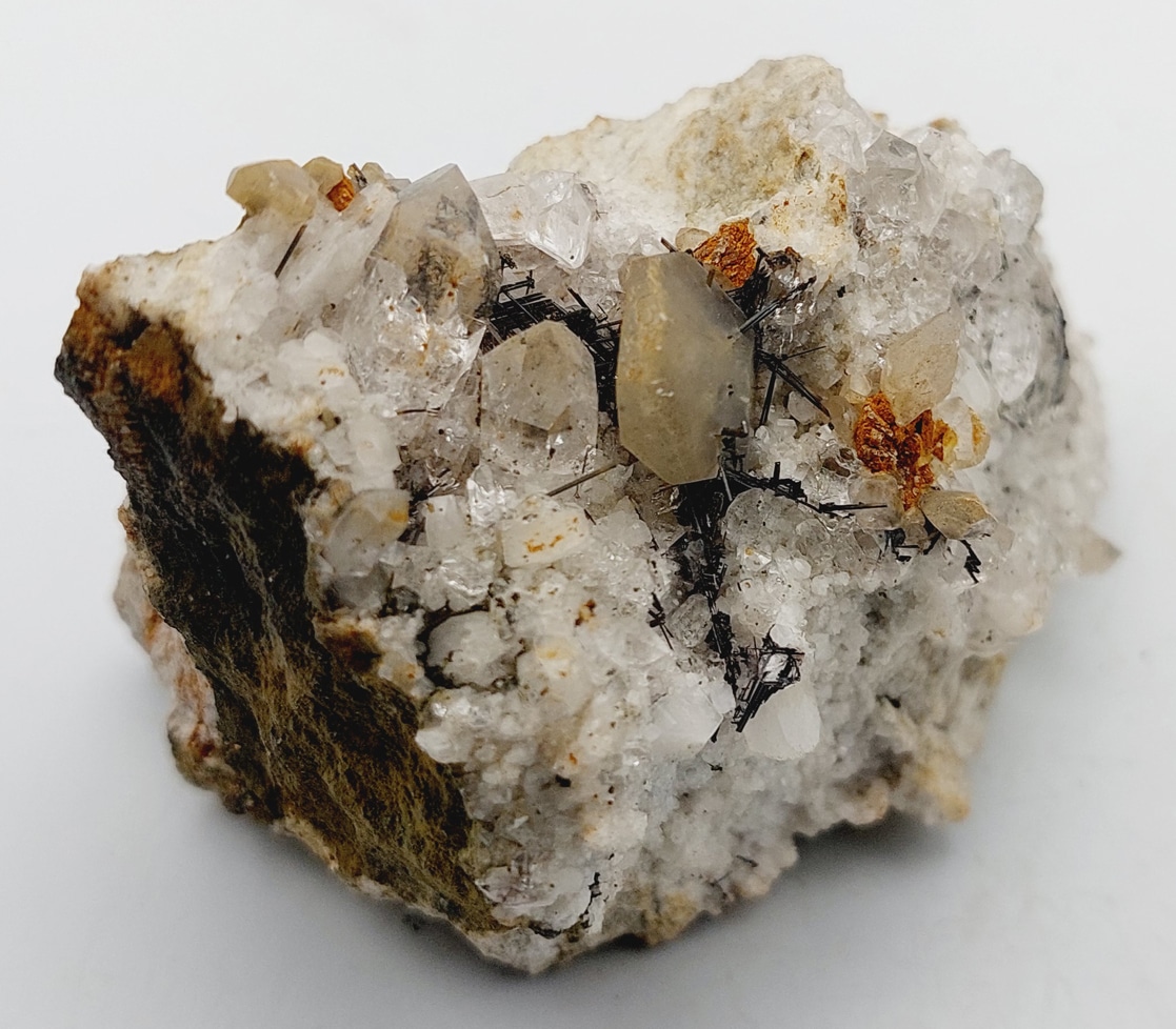 Rutile, Quartz et Calcite, Lukmanierschlucht, Grisons, Suisse.