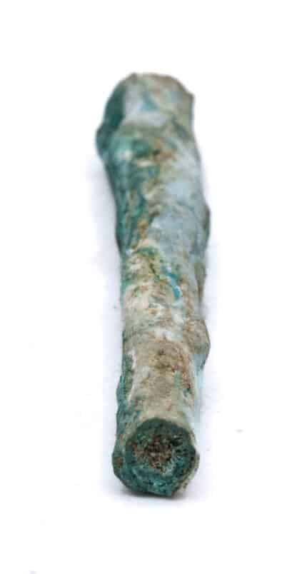 Stalactite délicate d’orthoserpiérite bleu canard.

Il s’agit d’un sulfate de cuivre et calcium hydraté de formule chimique : CaCu4(SO4)2(OH)6 · 3H2O.

Spécimen récolté par le BRGM dans la mine de Vezzani en Haute-Corse.