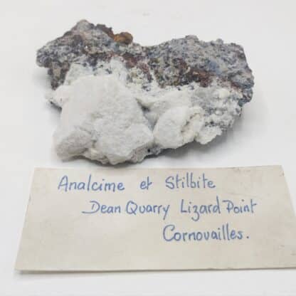 Analcime & Stilbite, Dean Quarry, Lizard Point, Cornwall, Royaume-Uni.